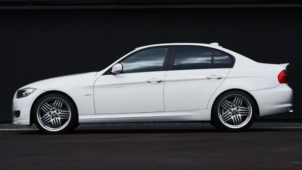 Тази по-комфортна и бърза версия на дизеловото BMW 3 Series се продава за около 5300 евро в Англия, с пробег от 200,000 км и с доста резервни части в добавка. 
